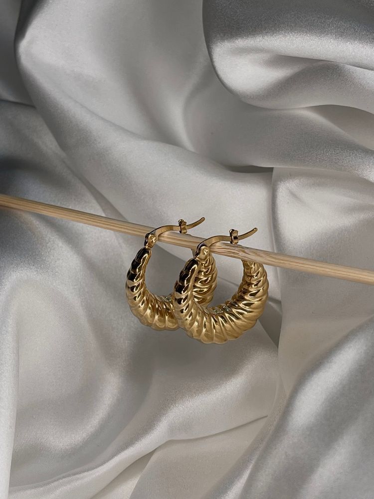 Lauretta Hoops