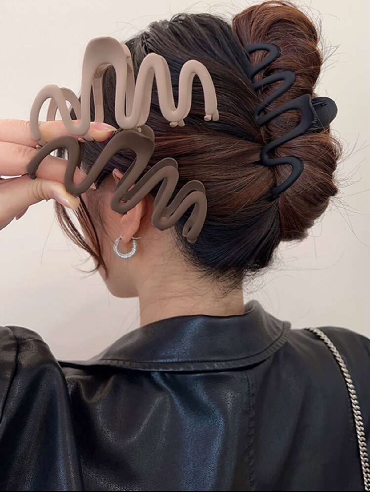 Nude Wavy Claw Clips